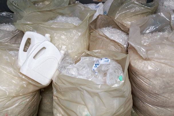 Plástico clasificado y polietileno para reciclaje. Fondo de almacén de basura de fábrica. Concepto de ecología ambiental. - Foto, imagen