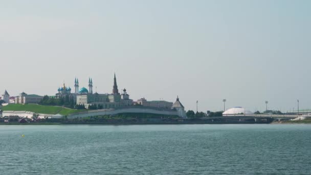 Kazan, Rusland. Kremlin dijk. Kazanka rivierdijk. Zicht op het Kremlin. Zomer. 4K - Video