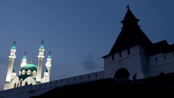 Kazan, Rusya. Kul Sharif Camii. Kremlin duvarları. Kazan Kremlin 'in Dönüşüm Kulesi. İyi geceler. 4K - Video, Çekim