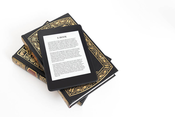 E-book reader with traditional books composition. Book reading with e-book device concept - Foto, Imagem