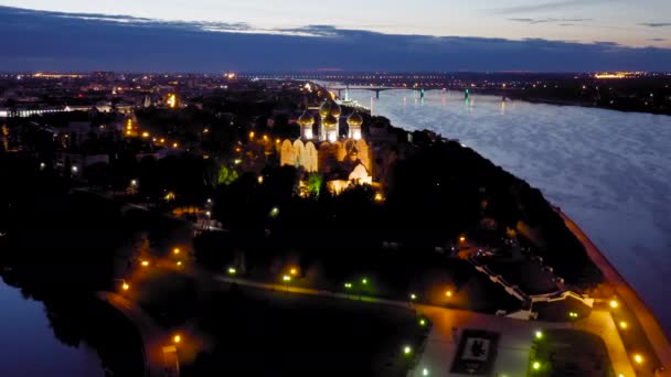 ロシアのヤロスラヴル。聖母マリア被昇天大聖堂(大聖堂) 。日没後の街のライト、夕暮れ。4K - 映像、動画