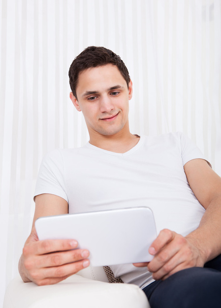 Man Using Digital Tablet - Foto, imagen