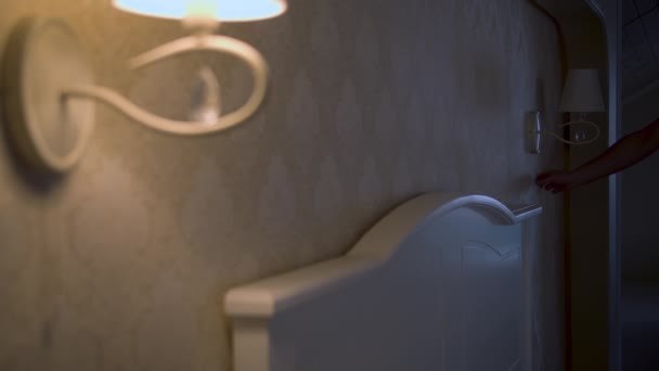 ベッドルームのインテリアは、ベッドの横にあるランプをオンにします。 - 映像、動画