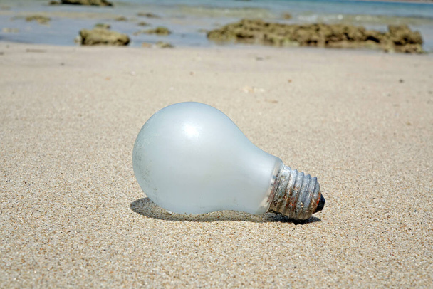 Лампочка на пляжі. Забруднення морського пляжу. Вибірковий фокус з простором копіювання
 - Фото, зображення