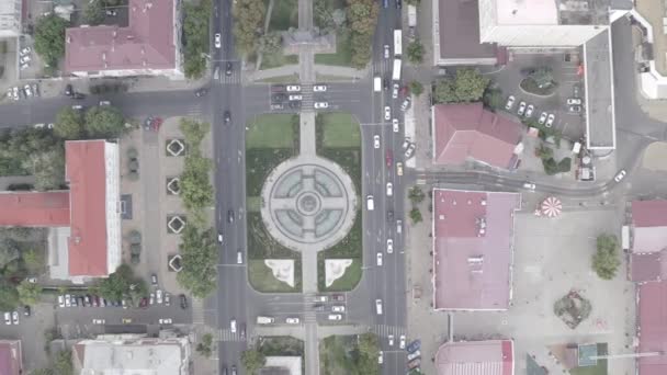 Krasnodar, Rússia. Alexandrovsky Boulevard. Monumento ao Santo Grande Mártir Catarina com uma fonte. Arco Triunfal. Vista aérea. 4K - Filmagem, Vídeo