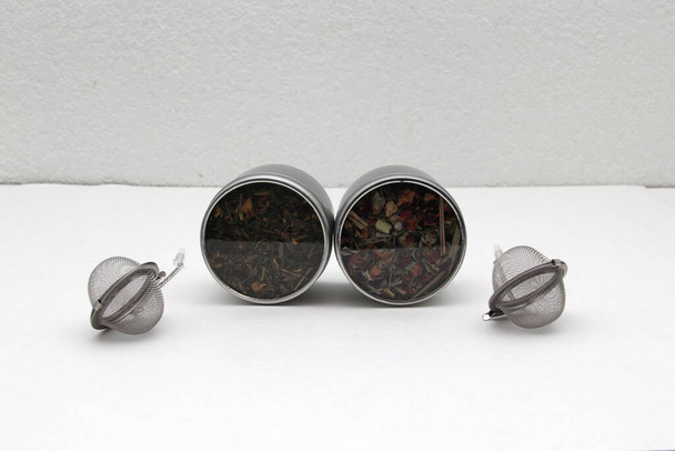 Herramientas de perfusión para té de hierbas en taza de vidrio, infusor y mezcla de hojas secas - Foto, imagen