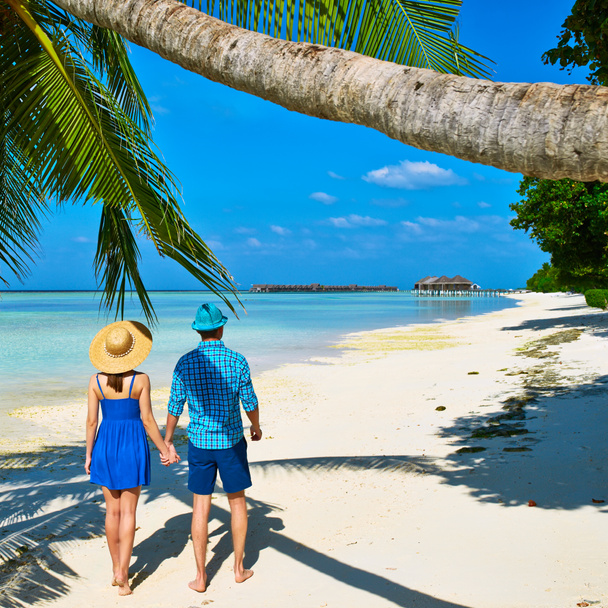 pár v modrých šatech na pláži na Maledivy - Fotografie, Obrázek
