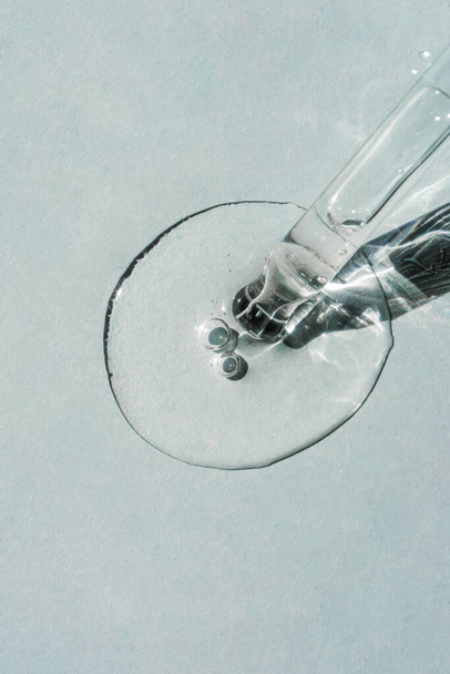 A cosmetic product flows out of a pipette with bubbles. - Foto, immagini