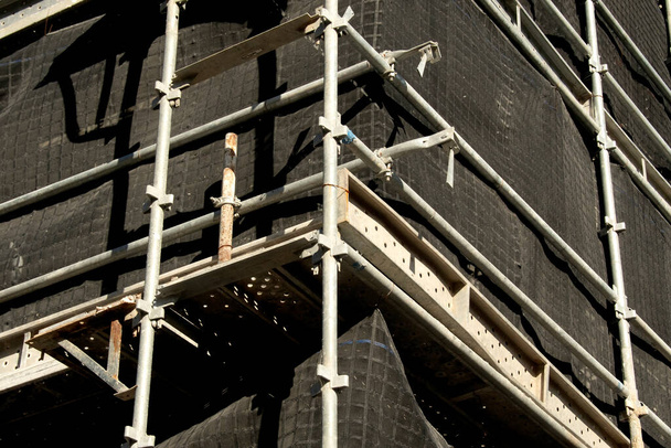 2021. május 2. Építkezés folyamatban. Állványzat és biztonsági háló részletek fotó közelkép az új otthoni egységek 56-58 Beane St. Gosford. Ausztrália. Kereskedelmi célú kép. - Fotó, kép