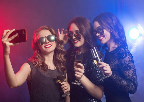 Group of partying girls clinking flutes with sparkling wine - Фото, зображення