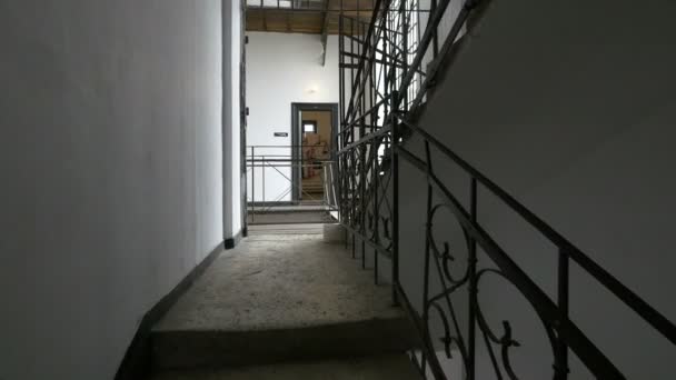 Escadas que levam ao primeiro andar do Museu Memorial Sighet - Filmagem, Vídeo