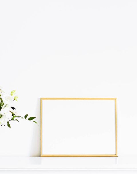 Золота рамка на білих меблях, розкішний домашній декор та дизайн для макетів, друк плакатів та друкованого мистецтва, вітрина інтернет-магазину
 - Фото, зображення