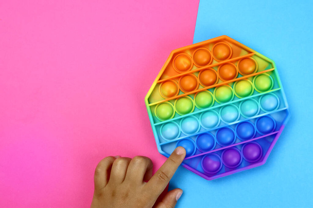 niño manos jugando con colorido pop es - Foto, imagen
