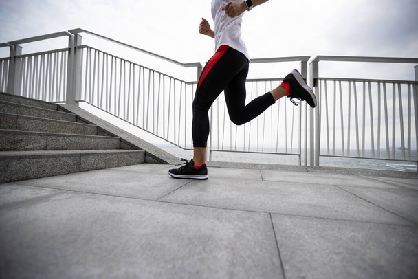 Gesunder Lebensstil Fitness-Sportlerin läuft auf Strandpfad - Foto, Bild
