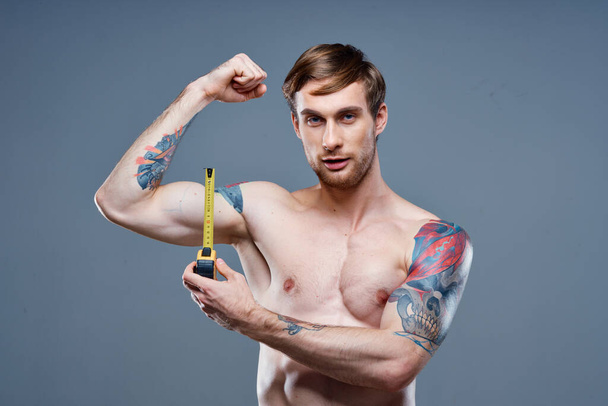 τατουάζ άνθρωπος μυϊκή bodybuilder Γυμναστήριο γκρι φόντο - Φωτογραφία, εικόνα