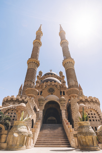 Al-Mustafa-Moschee in der Altstadt von Sharm El Sheikh, Ägypten. Eine der wichtigsten Touristenattraktionen mit prachtvoller Architektur. vertikales Foto. - Foto, Bild