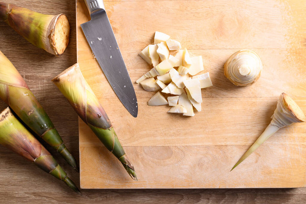 Chopped bamboo shoot on wooden board prepare for cooking, Légumes comestibles dans la cuisine asiatique - Photo, image