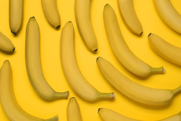 Ripe sweet bananas on yellow background, flat lay - Foto, Bild