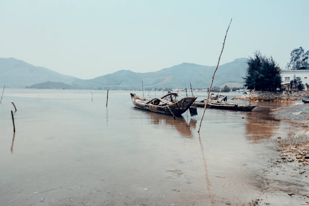 Γραφική θέα ενός ειρηνικού νωρίς το πρωί στο Mui Ne Fishing Village, Παν Τιετ Πόλη Βιετνάμ - Φωτογραφία, εικόνα