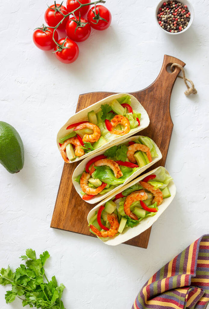 Tacos with shrimp, avocado and salad. Mexican food - Foto, Imagem