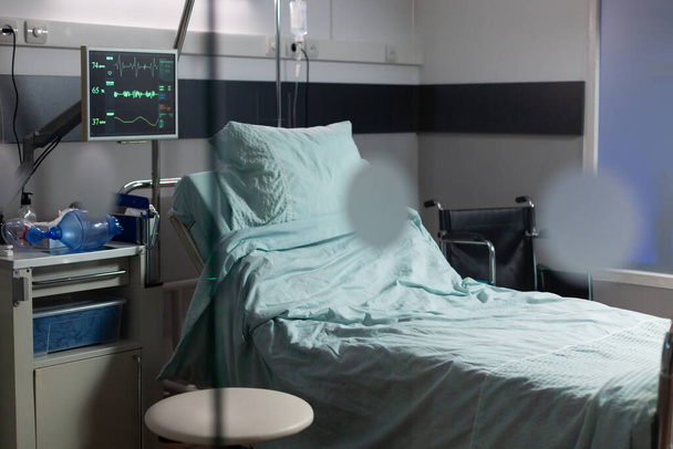 Leeres Krankenhauszimmer, in dem niemand ist - Foto, Bild