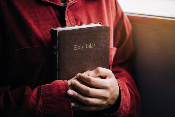 Zblízka na ženské ruce drží bibli.believe koncept - Fotografie, Obrázek