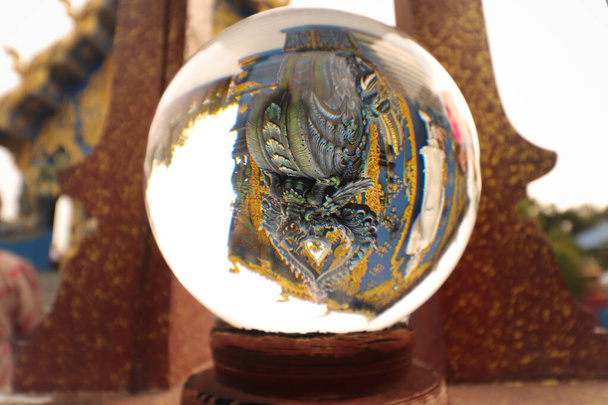 Скло кулі, що відображає перевернуте зображення Ват Ронг Суеа Десять або Блакитний храм в Чан Рай Таїланд - Фото, зображення