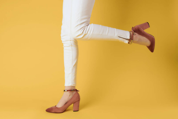 piernas femeninas en zapatos posando estilo elegante de lujo de moda - Foto, imagen