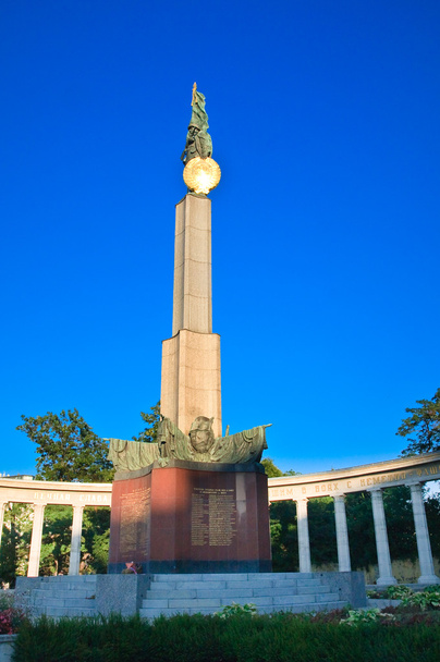 ウィーンのソビエト兵士の記念碑。オーストリア - 写真・画像