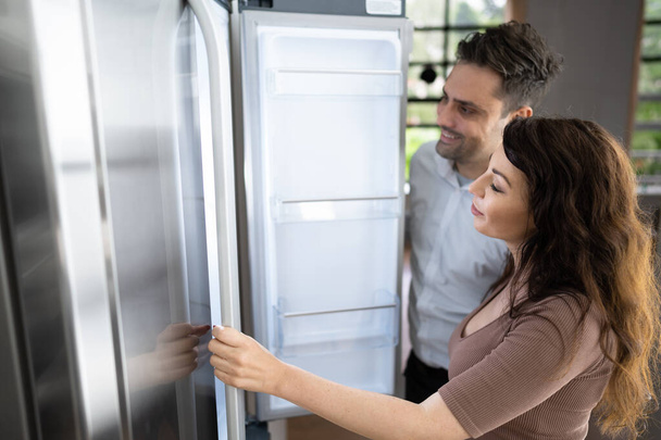 Couple Buying Refrigerator With Consumer Loan Credit - Foto, immagini