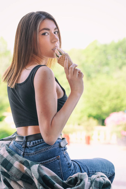 Счастливая девушка любит мороженое на открытом воздухе. Портрет - Фото, изображение
