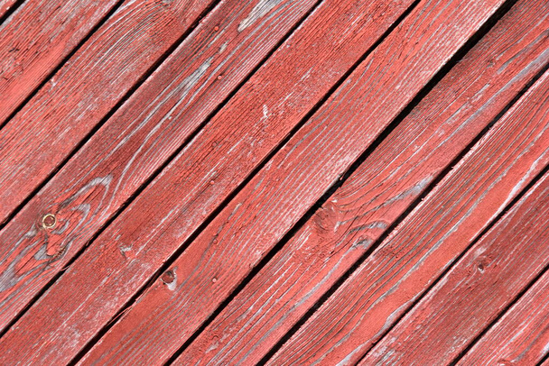 El fondo de las tablas está pintado con un viejo color rojo. Viejas puertas de madera roja. Fondo de pared de madera rústico rojo reclamado. - Foto, Imagen