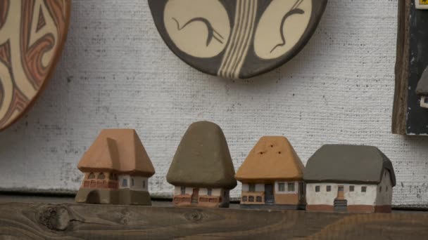 Blick auf kleine keramische Häuser - Filmmaterial, Video