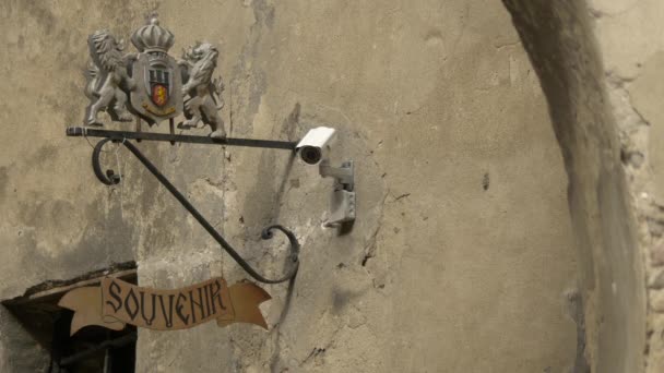 Wappen über einem Souvenirshop-Schild - Filmmaterial, Video