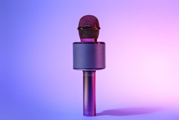 Modern microphone on color background - Valokuva, kuva