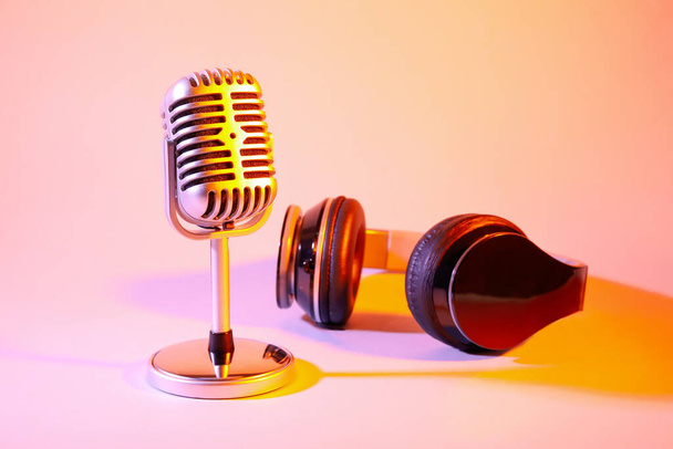 Mikrofon Retro ze słuchawkami na kolorowym tle - Zdjęcie, obraz