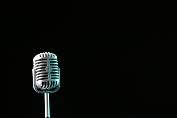 Retro microfoon op donkere achtergrond - Foto, afbeelding