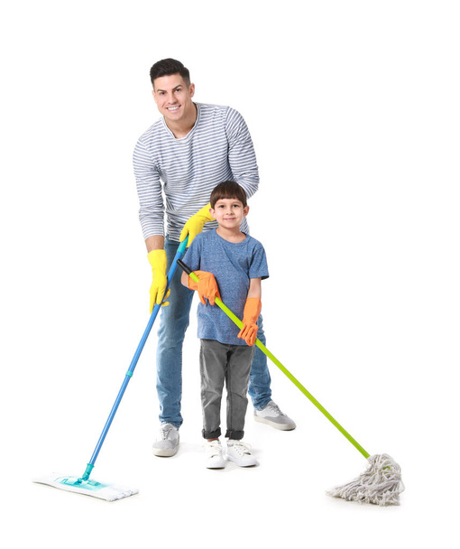 父と息子は白い背景で床を掃く - 写真・画像