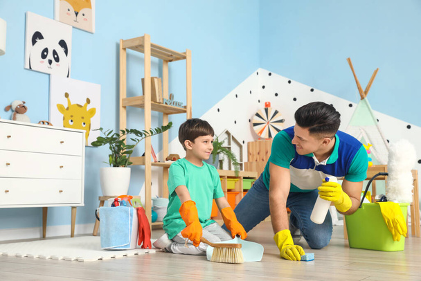 Πατέρας και γιος καθαρίζουν το πάτωμα στο σπίτι - Φωτογραφία, εικόνα