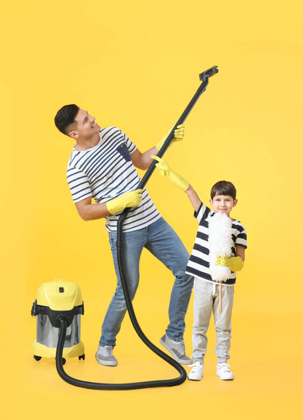 父と息子とともに掃除機で色の背景 - 写真・画像