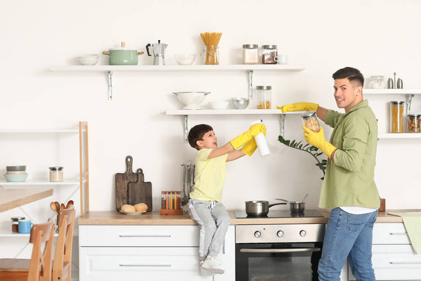 Pai e filho se divertindo enquanto limpam sua cozinha - Foto, Imagem