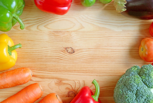 Πλαίσιο πολύχρωμα ανάμεικτα φρέσκα λαχανικά σε ξύλινο φόντο με χώρο αντίγραφο - Φωτογραφία, εικόνα