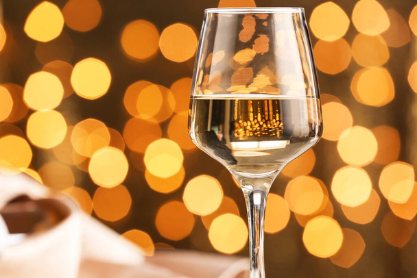 Ποτήρι κρασί σε θολή φόντο, κοντινό πλάνο - Φωτογραφία, εικόνα