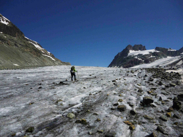 Un colpo basso di un maschio che cammina nell'Alta Via attraversando le Alpi - Foto, immagini