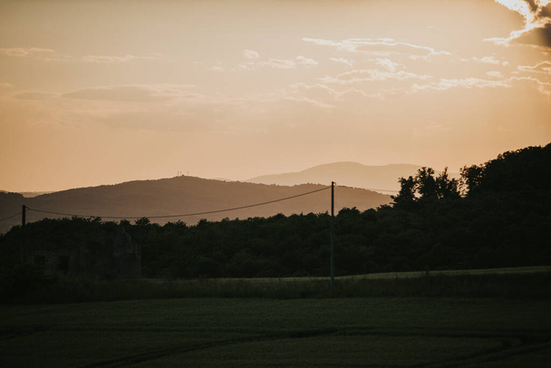 An agricultural field during a scenic sunset - Foto, afbeelding