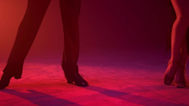Táncosok lábai mozognak a színpadon. Táncoló pár házon belül. - Fotó, kép
