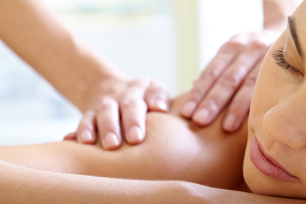 Kobieta korzystająca z masażu - Zdjęcie, obraz