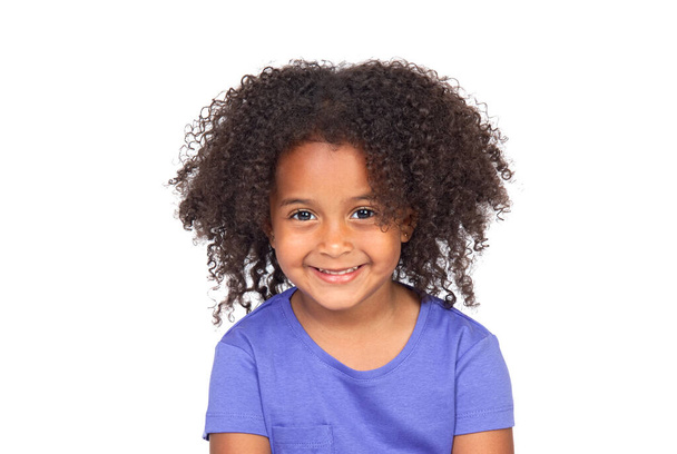 Hermosa niña afroamericana con una camiseta azul aislada sobre un fondo blanco - Foto, imagen
