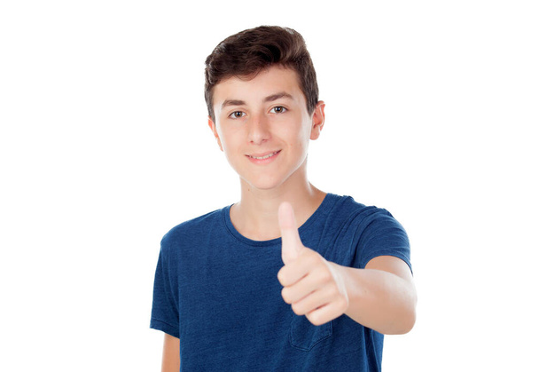Teini-ikäinen poika yllään rento sininen t-paita eristetty valkoisella pohjalla   - Valokuva, kuva