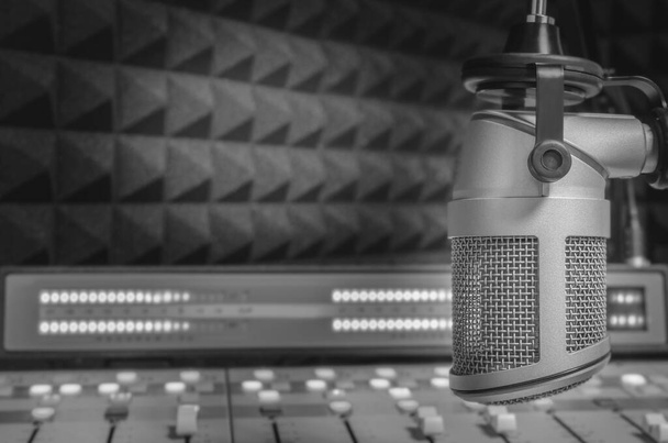 Професійний мікрофон і звуковий мікшер в студії радіостанції
 - Фото, зображення